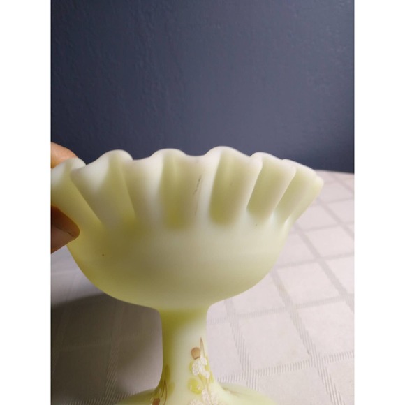 Fenton custard glass flowered compote, hand painted by C. Ash - Picture 6 of 8
